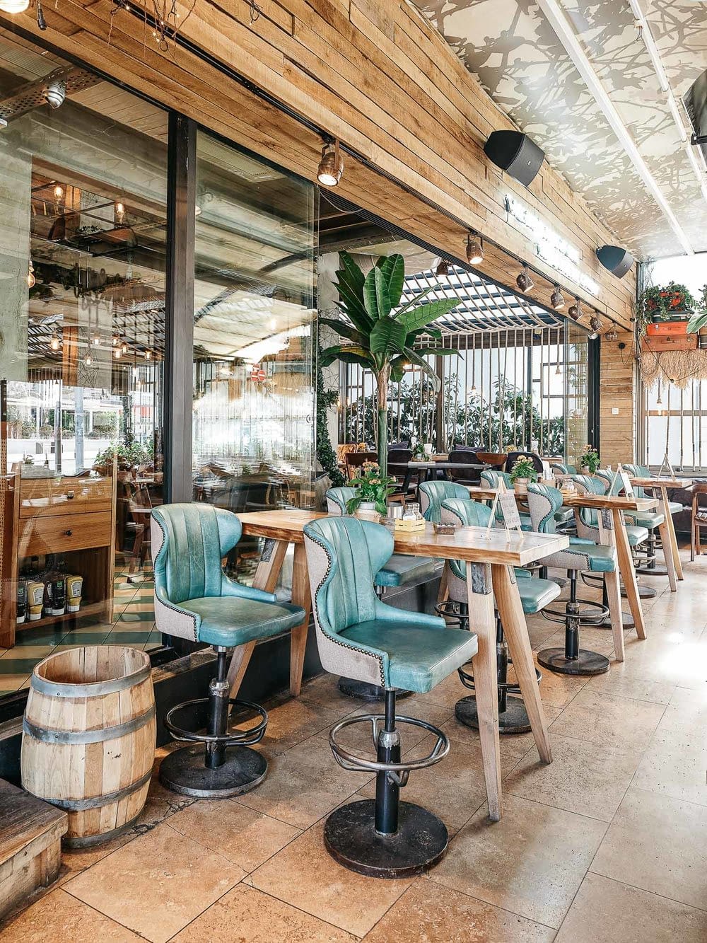 Cafe Cadde naif design